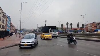 El conductor de un Audi y un taxista a golpes en plena vía de Bogotá: destruyeron los carros con bebé a bordo