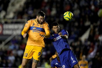 El francés André-Pierre Gignac, de Tigres, remata frente a Erick Lira, de Cruz Azul, en un partido de la Liga MX, disputado el sábado 17 de febrero de 2024 (AP Foto/Eduardo Verdugo)