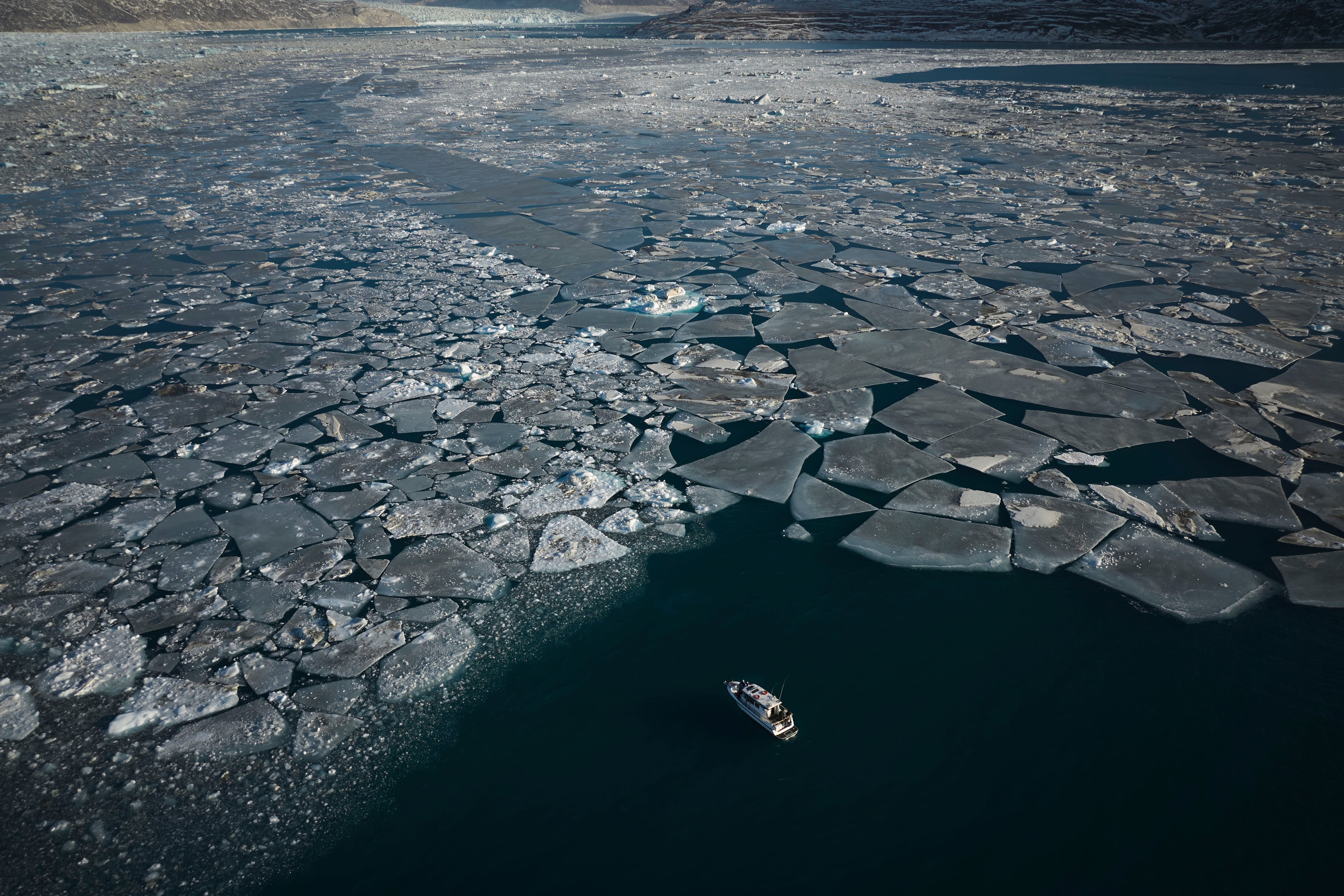 Descubren más de 30 lagos debajo de glaciares en el Ártico: cómo afectan al deshielo en la región