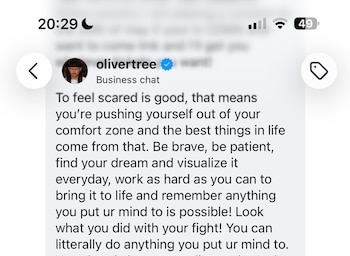 Captura de pantalla de un chat de smartphone mostrando un mensaje inspirador de texto en inglés de la cuenta verificada de Oliver Tree