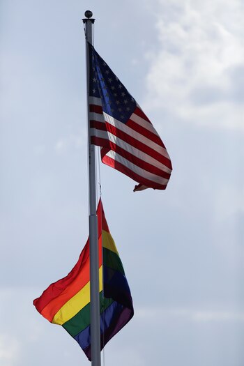 La bandera LGBTI junto a la bandera de Estados Unidos durante el Día Internacional contra la Homofobia, en la Embajada de Estados Unidos en Brasilia, Brasil, el 17 de mayo de 2021. REUTERS / Ueslei Marcelino