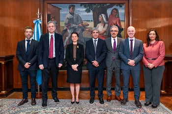 El ministro de Economía, Luis Caputo, mantuvo una reunión con la vicepresidenta del Banco Mundial, Susana Cordeiro, luego de que aprobará la garantía por USD 2.000 millones (Foto: Reuters)