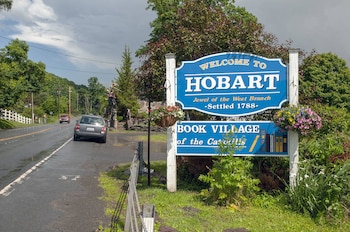 Hobart, conocida como la 'aldea del libro', concentra librerías destacadas como Blenheim Hill Books y Creative Corner Books en su calle principal (Joyce Riedinger)