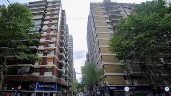 Dos hombres atrincherados en un departamento de Recoleta: la policía entró por la ventana de un piso 14 para reducirlos