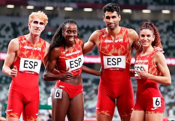El equipo de España en la final de relevos mixtos 4x400. (Diego Azubel/EFE)