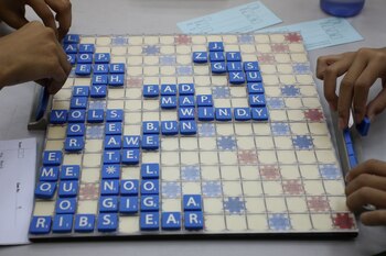Los jugadores juegan al Scrabble