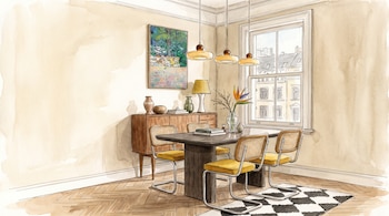 Dibujo en acuarela de un comedor con mesa de madera, cuatro sillas amarillas, aparador, cuadro en la pared, tres lámparas colgantes y ventana.