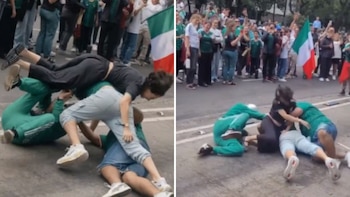 Coreana se une a una lucha libre improvisada en Paseo de la Reforma durante el Mundial 2026