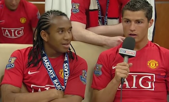 Cristiano Ronaldo, con camiseta roja del Manchester United, habla a un micrófono de Sky Sports junto a Anderson Luis de Aberu Oliveira, con rastas y lanyard Barclays