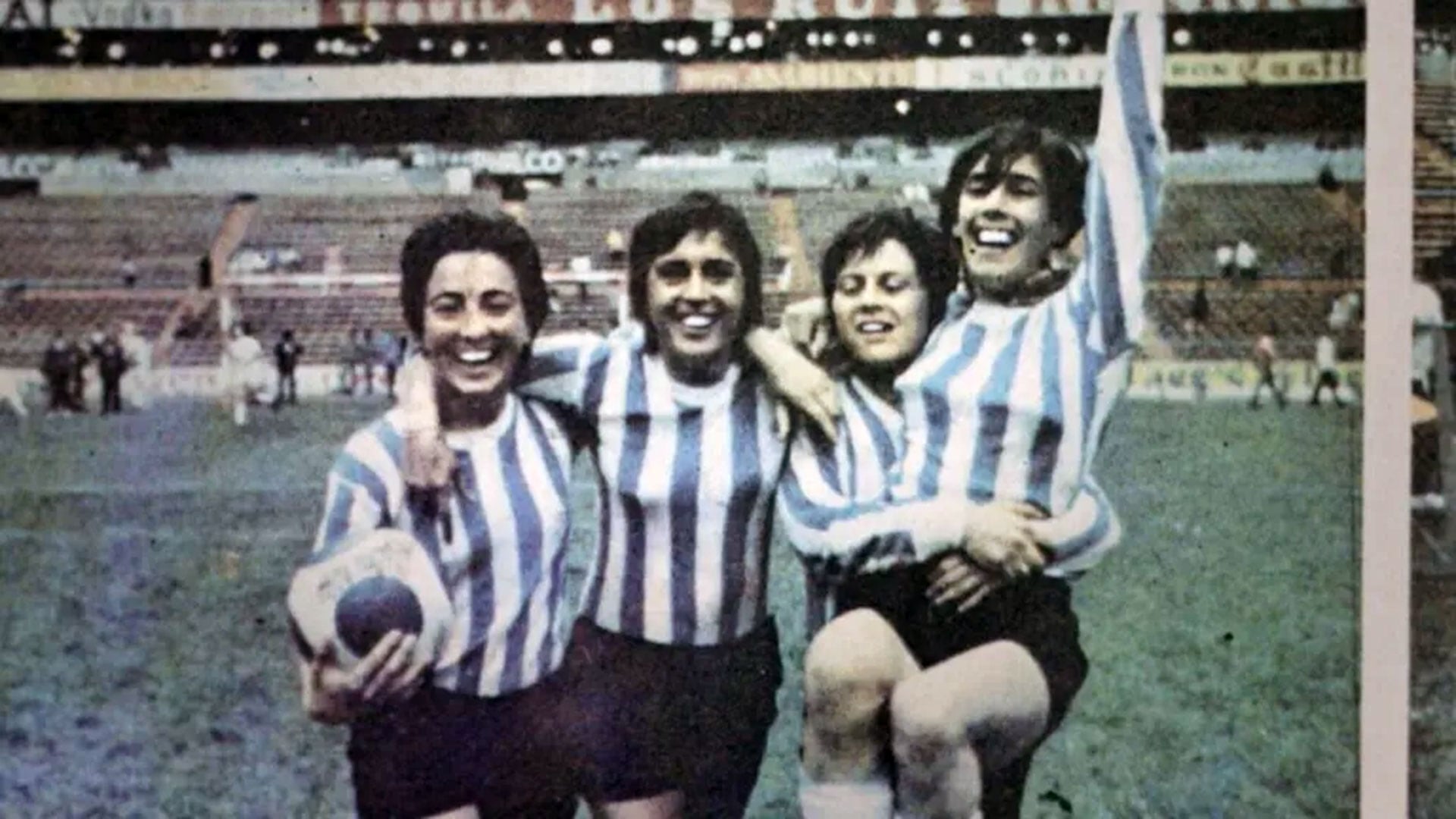 Las Pioneras de 1971. El festejo argentino en el Estadio Azteca luego de vencer a Inglaterra por 4 a 1, un hito fundacional para el deporte nacional (Las Pioneras del Fútbol Femenino ARG)