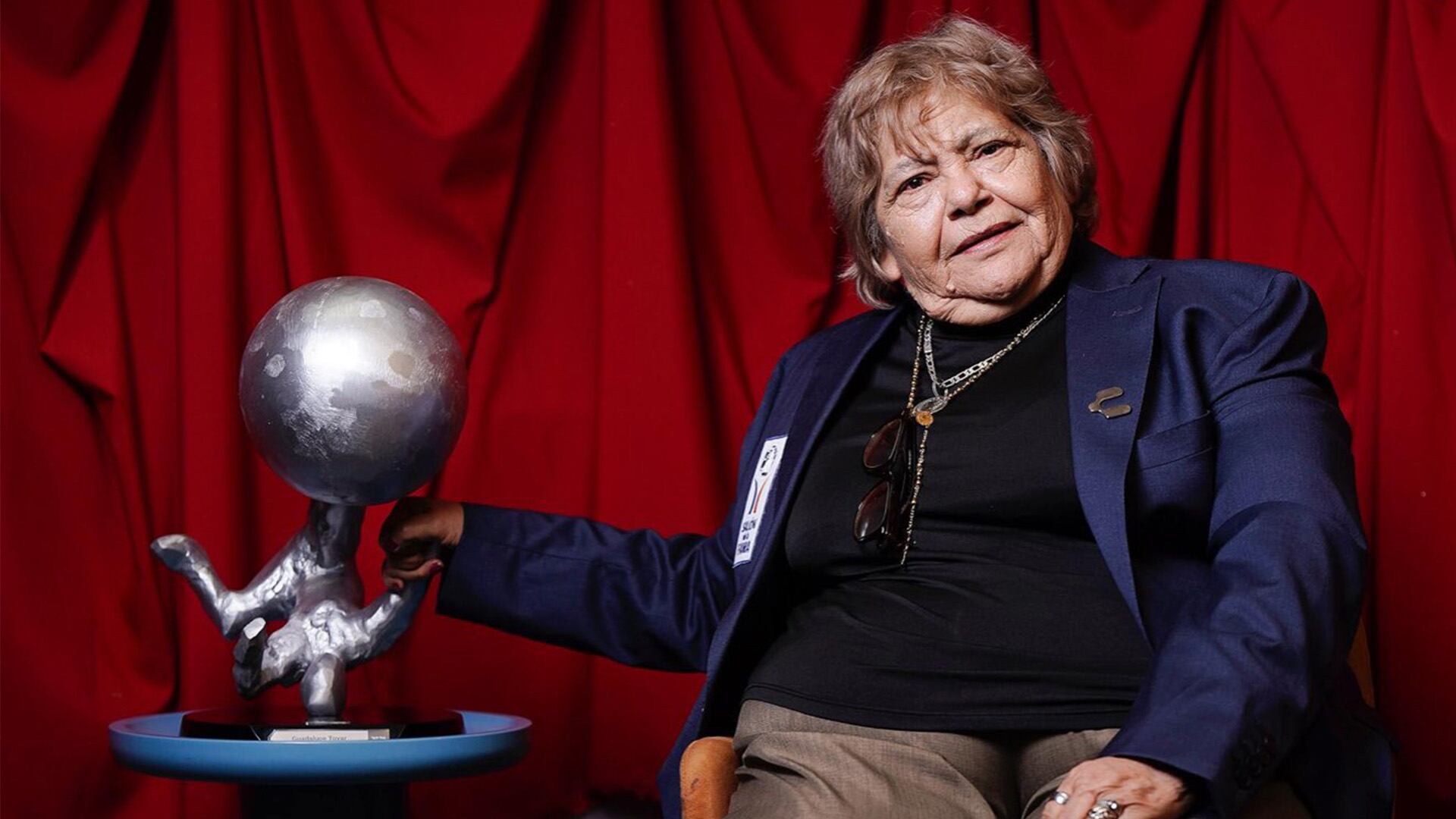 Guadalupe Tovar, capitana del subcampeón mundial femenil de 1971, recibió homenaje en la ceremonia de investidura del Salón de la Fama 2025 por su legado en un torneo histórico con más de 100 mil espectadores en el Estadio Azteca. (X: Salón de la fama fútbol internacional)