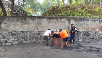 Guardavidas de Protección Civil y Cruz Verde lograron salvar a dos personas en playa El Zonte. La tercera víctima fue encontrada sin signos vitales. (Cortesía: Cruz Verde Salvadoreña)