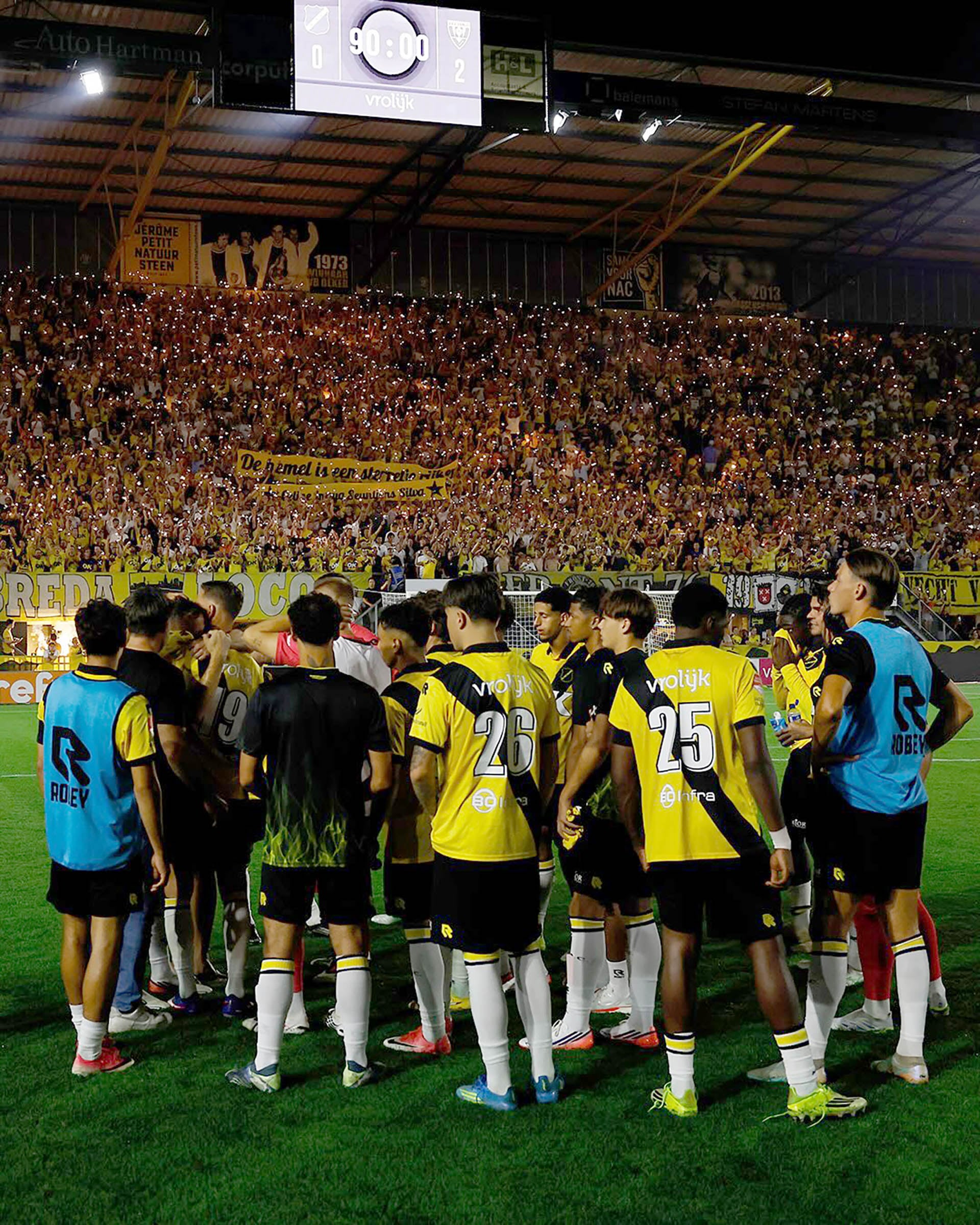 La hinchada de NAC Breda despliega la pancarta con el mensaje “El cielo tiene una estrellita más” durante el homenaje a Seuntjens.