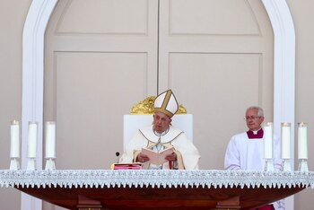 Francisco dando el sermón.