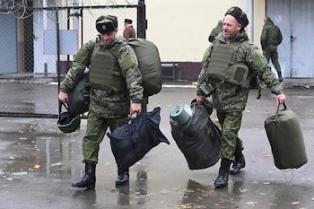 Reclutas portan su equipo en