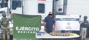 El chofer asegurado junto con