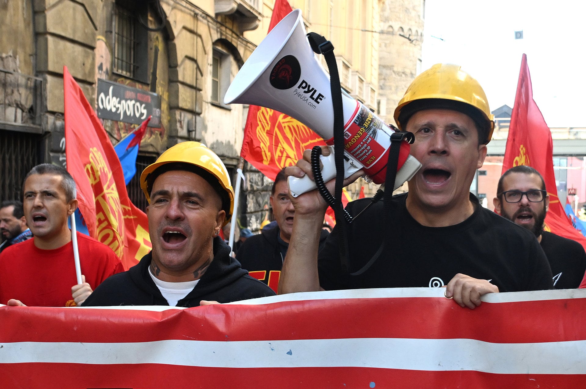 Extrabajadores siderúrgicos bloquean el acceso al aeropuerto de Génova, en Italia