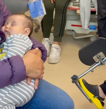 El bebé de tres meses que sobrevivió al aluvión y que pudo reencontrarse con su mamá. (Ministerio de Salud)