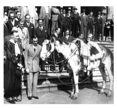 Llegada triunfal. Tschiffely con Mancha en Nueva York.