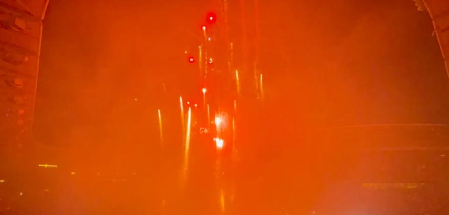 El fallo en los fuegos artificiales reavivó entre los hinchas el debate sobre la pirotecnia en un evento deportivo con público familiar (Captura de video)