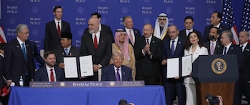 Representantes internacionales y mandatarios muestran