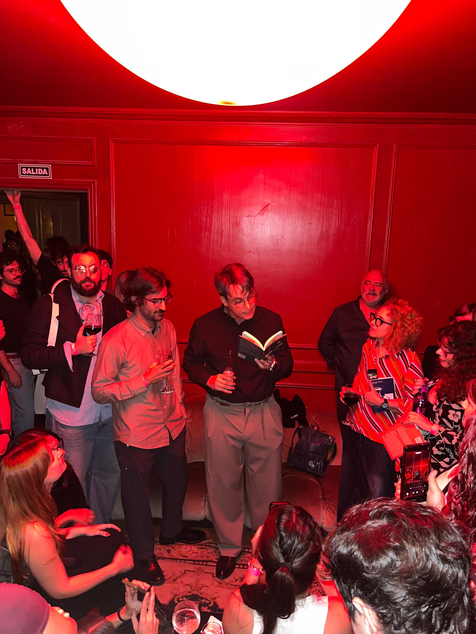 Fiesta nació para celebrar la literatura y sostiene un proyecto editorial guiado por un deseo estético y una apuesta a largo plazo