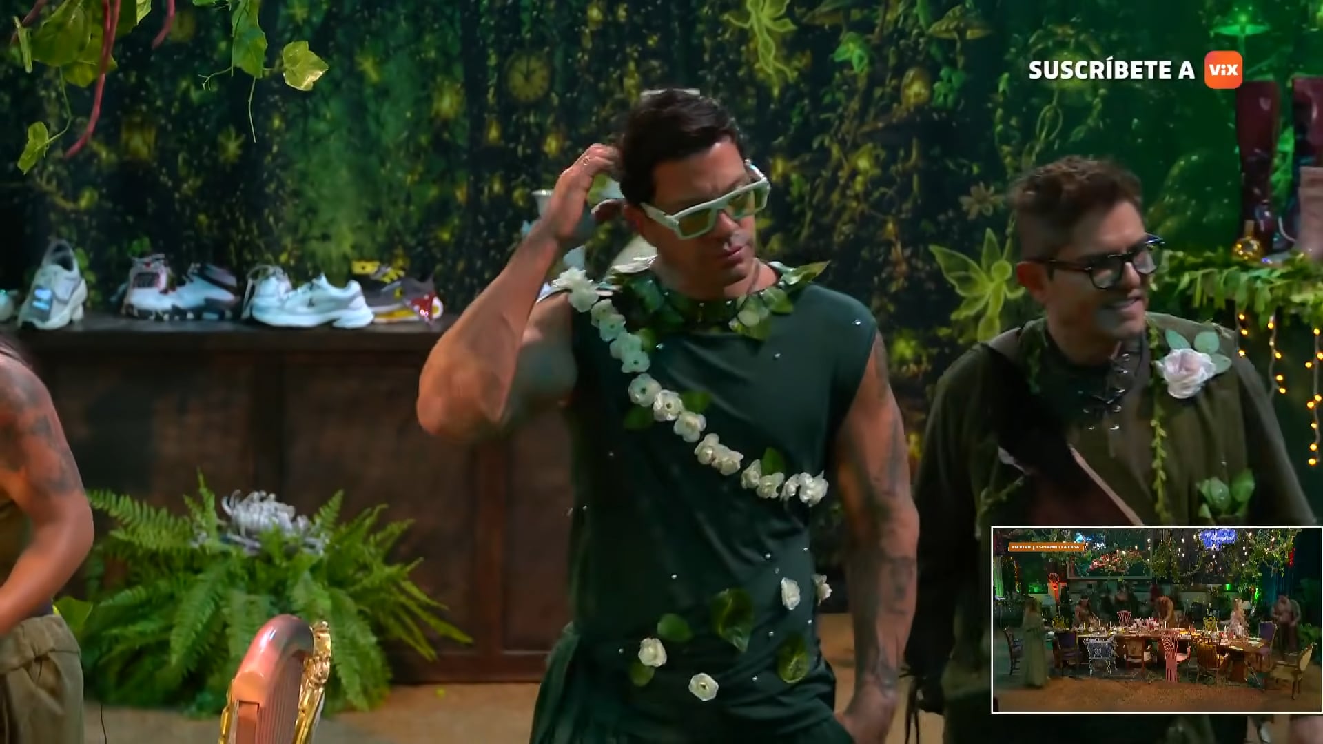 El cantante Yahir aparece caracterizado con vestimenta verde en un set de televisión tras cuestionar a la producción por intentar generar conflictos en el programa. (YouTube: La Casa de los Famosos México)