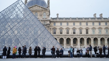 El Museo del Louvre reabre