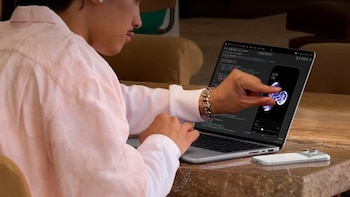 Apple explica las razones de estrenar pantalla táctil en el MacBook Pro: no debía hacer que el producto "fuera inferior"