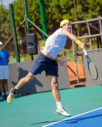 Facundo Mena saca durante el