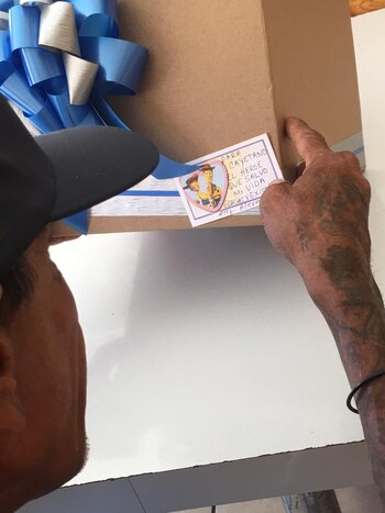 Alexia le entregó un regalo