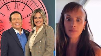 Un hombre y una mujer sonríen frente a un reloj rosa a la izquierda y una mujer de cabello oscuro mira fijamente a la cámara a la derecha.