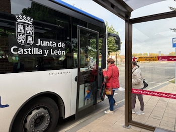 Dos mujeres suben a un autobús regional de Castilla y León.