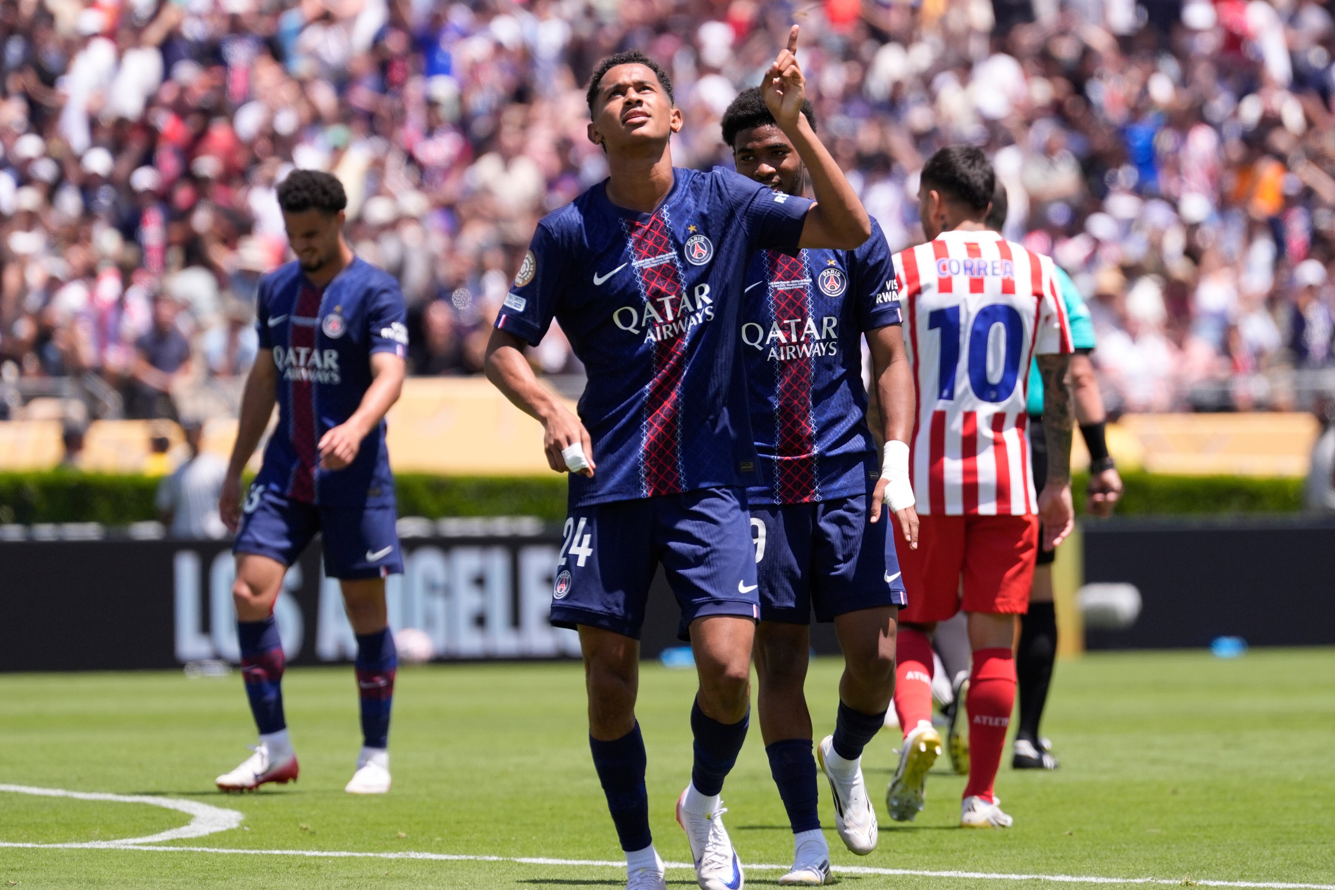 Senny Mayulu del Paris Saint-Germain celebra el tercer gol de su equipo en el encuentro del Grupo B del Mundial de Clubes ante el Atlético de Madrid (AP Foto/Mark J. Terrill)