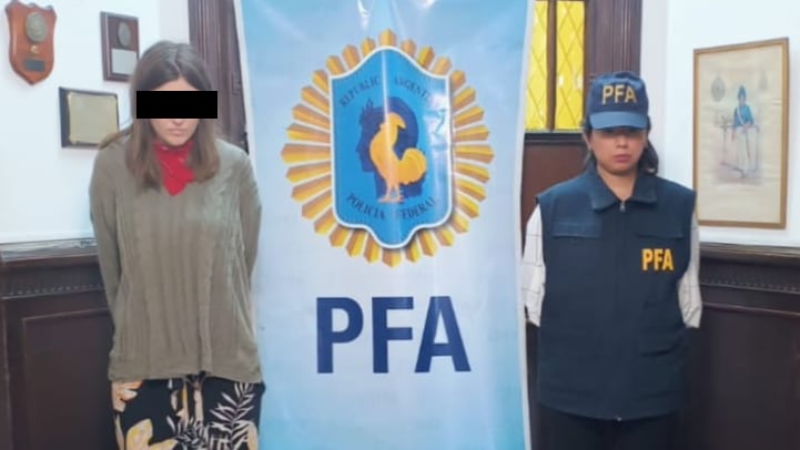 Camila D., la acusada, tras ser detenida por la PFA