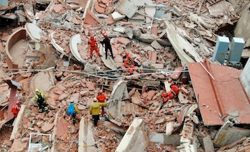 Los rescatistas buscan más sobrevivientes (REUTERS/Pablo Funes)