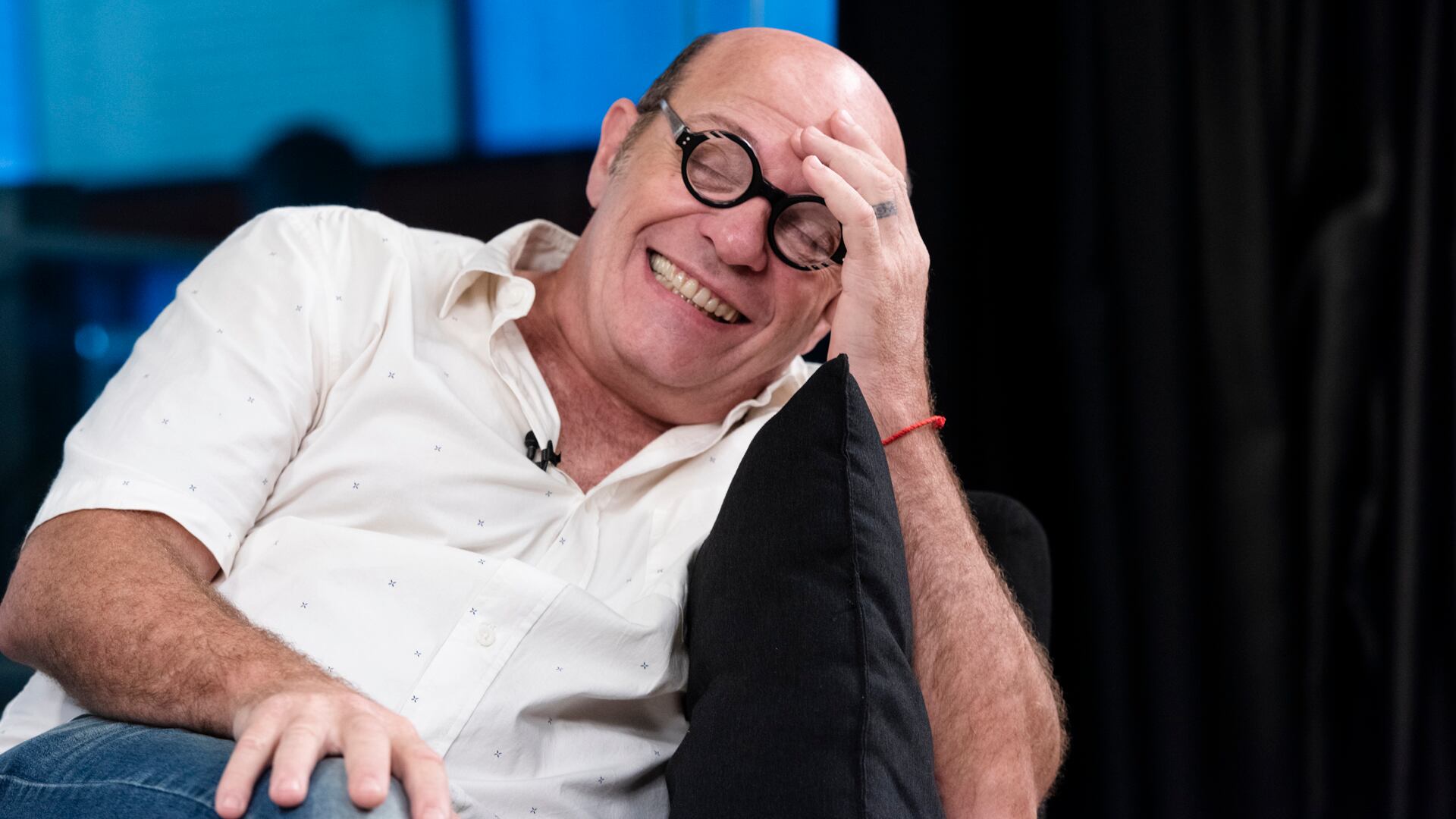 El actor recuerda sus inicios haciendo pelucas caseras y fabricando implantes para algunos colegas, lo que hoy lo posiciona como referente en la industria audiovisual