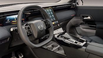 Vista interior de un vehículo utilitario mostrando el volante de cuero negro con el logo Citroën, panel digital de instrumentos y una pantalla táctil central