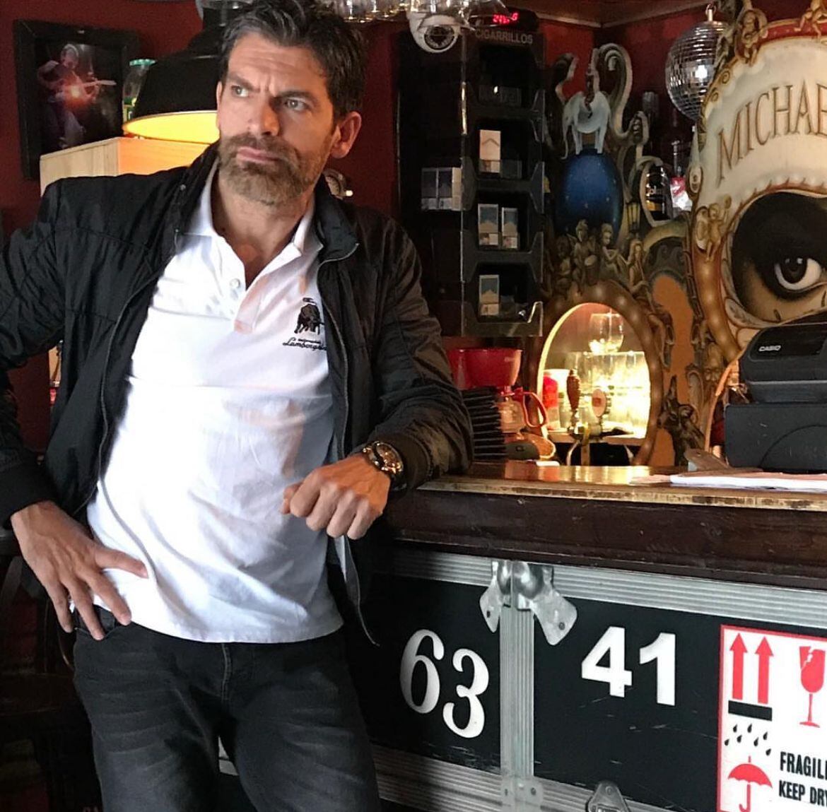 Con su característico sentido del humor, el actor bromeó sobre estar en París para su quimioterapia, aunque realmente se encontraba en Medellín - crédito @conradoosorio/Instagram