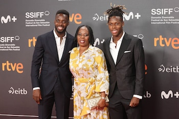 Iñaki Williams, María Arthuer y Nico Williams. (Raúl Terrel / Europa Press).