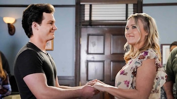 La actriz de ‘El joven Sheldon’, Emily Osment, se sintió incómoda rodando las escenas de besos con Montana Jordan, debido a la diferencia de edad: “Era un bebé”