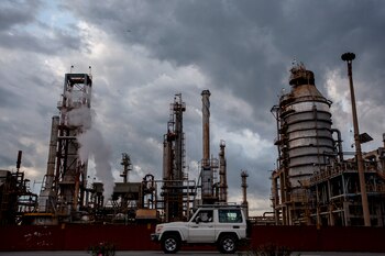 Vista de la refinería El Palito, complejo para refinación de petróleo, ubicado en el estado Carabobo (EFE/ MIGUEL GUTIERREZ/Archivo)