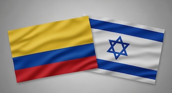 Banderas ondeantes de Colombia y de Israel se superponen. La de Colombia tiene franjas amarilla, azul y roja. La de Israel es blanca con dos franjas azules y la Estrella de David.