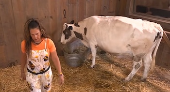 Niurka Marcos vivió un susto durante el ordeño matutino cuando una de las vacas se soltó.
