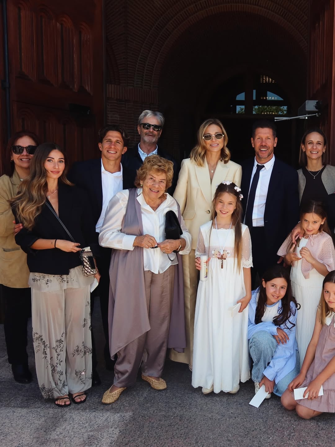 La familia, presente en la comunión de Francesca Simeone