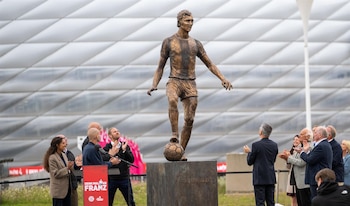 Estatua de Franz Beckenbauer frente al Allianz Arena