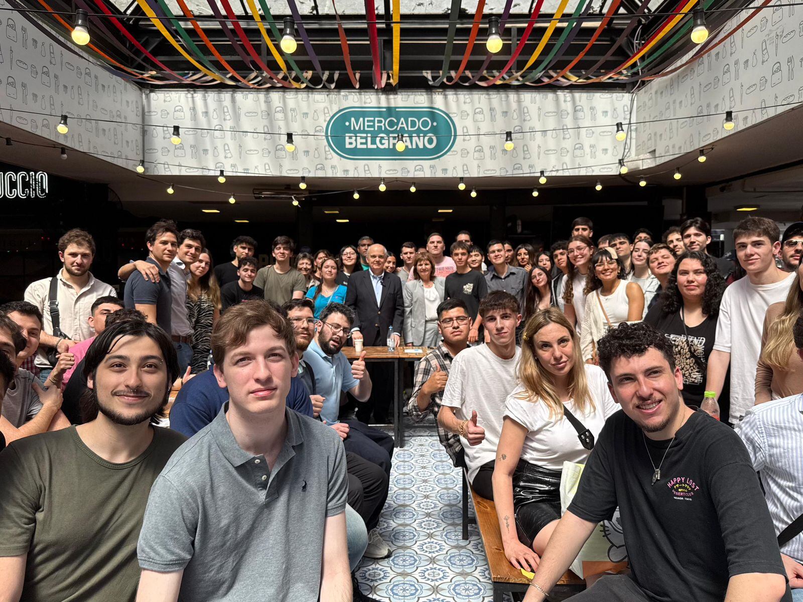 Patricia Bullrich y Alejandro Fargosi en un encuentro con jovenes en el mercado central de Belgrano