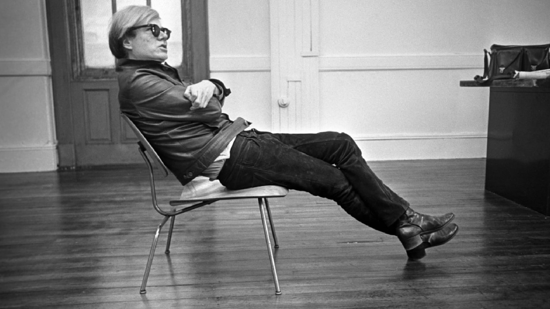 Andy Warhol, nacido como Andrew Warhola en Pittsburgh, Estados Unidos, en 1928, hijo de inmigrantes eslovacos de clase obrera, comenzó su carrera como un brillante ilustrador comercial
