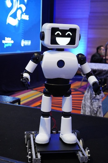 Robot presentado durante la Cena de la Alegría, ilustrando el enfoque de FUSALMO en la educación tecnológica e innovación para jóvenes en El Salvador (Cortesía: FUSALMO).