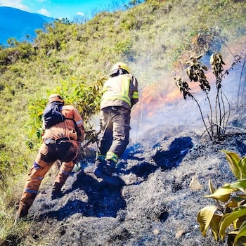 Las autoridades de El Peñón solicitaron apoyo aéreo al Gobierno nacional para atender el incendio forestal en Santander - crédito @OGRDSantander/X